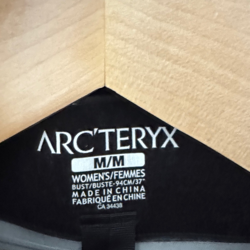 Arc'teryx GORE-TEX Women's Black Jacket - Picture 2 of 10